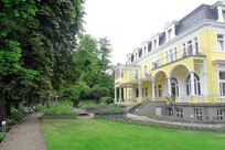 Seitliche Ansicht der Klinik am Korso