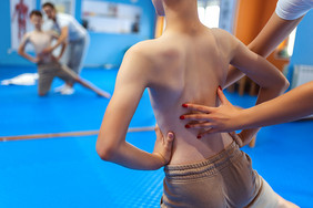 Junge mit Skoliose bei der Physiotherapie