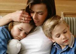 Erschöpfte Mutter mit Kindern